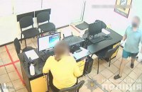 У Сумах чоловік з ножем пограбував кредитне відділення