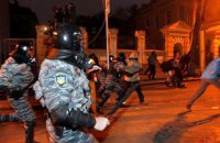 "Били кийками, руками, ногами". Суд дослідив відео слідчих експериментів у справі екскомандира харківського "Беркуту" Лукаша