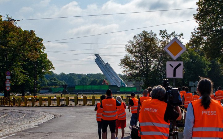 ​У Ризі демонтували 79-метрову стелу пам'ятника радянським військовим