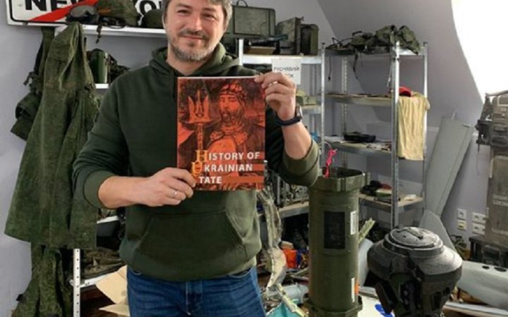 Сергій Притула надіслав Ілону Маску книжку з історії України 