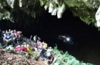 Таиландские спасатели третьи сутки разыскивают детей, потерявшихся в пещере