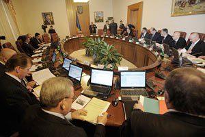 Азаров хочет штрафовать мэров городов облзначения 