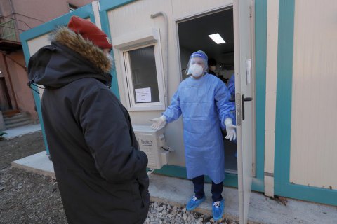 Коронавирус: за сутки почти 28 тыс. новых случаев, 109 человек скончались