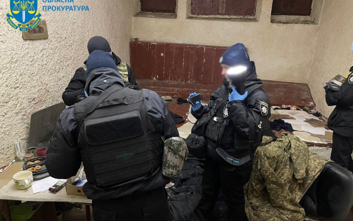 Із катівні в Херсоні правоохоронці вилучили знаряддя тортур