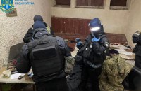 Із катівні в Херсоні правоохоронці вилучили знаряддя тортур
