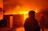 Ворог уночі обстріляв у Харкові торговельні майданчики та житлові будинки