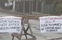 Жители Самбора перекрыли объездную дорогу с требованием отремонтировать ее