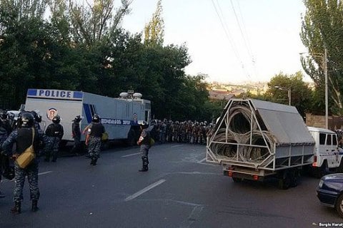 Захватчики здания полиции в Ереване сдались властям