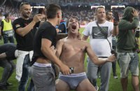 Безумно счастливые фаны "Црвены Звезды" раздевали своих футболистов после матча с "Зальцбургом" в ЛЧ