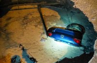 В Одесі автомобіль під час руху провалився під землю