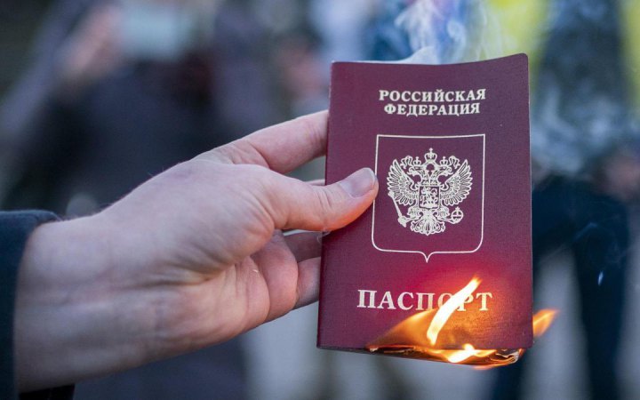 Херсонські патріоти закликають ігнорувати російські паспорти