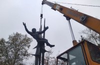 У Львові демонтували скульптуру "Космонавтика", встановлену на честь Терешкової