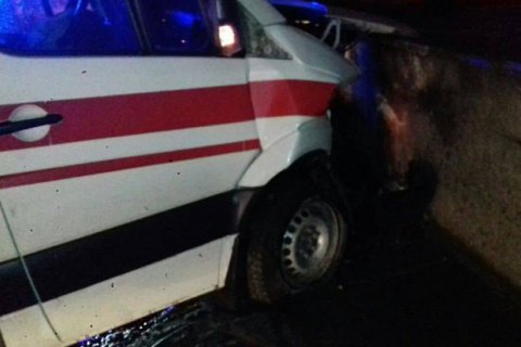 Во Львове "карета" скорой помощи влетела в подземный переход