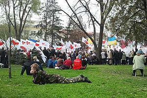 Сторонникам Тимошенко запрещают митинговать из-за сквера