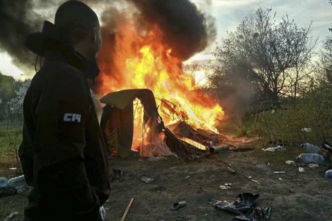 Суд отправил лидера С14 Мазура под домашний арест по делу о нападении на табор ромов