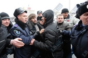 Милиции удалось помешать раздаче презервативов с изображением Януковича