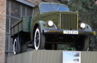 В Днепропетровске установили памятник автомобилю ГАЗ