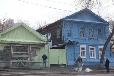 В одном из городов-организаторов ЧМ-2018 в окнах домов рисуют счастливых людей