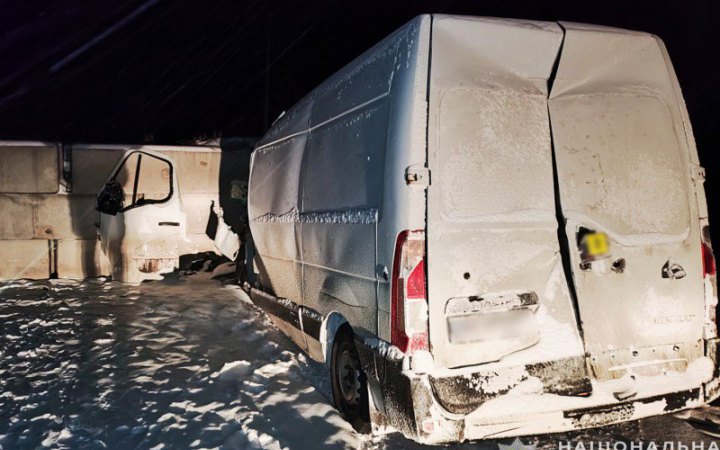 Під Черніговом мікроавтобус в’їхав у бетонні плити на КПП, водій загинув