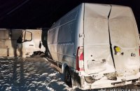 Під Черніговом мікроавтобус в’їхав у бетонні плити на КПП, водій загинув