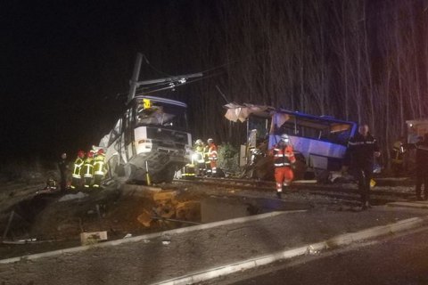 Во Франции поезд въехал в школьный автобус, четверо детей погибли (обновлено)