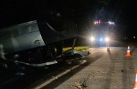 Под Киевом легковой автомобиль с 16 людьми перевернулся на крышу, погибли водитель и 7-летний мальчик (обновлено)
