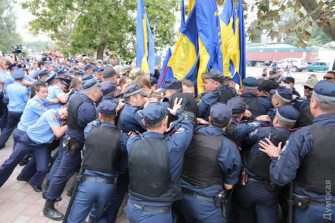 В Одессе начались столкновения у суда из-за ареста лидера местного Автомайдана