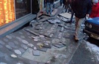 В центре Львова обвалилась часть фасада гостиницы