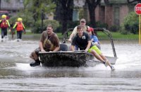 Дамба возле Хьюстона начала пропускать воду после удара "Харви"