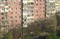 В Черноморске 79-летняя женщина выпала с шестого этажа многоэтажки и выжила  