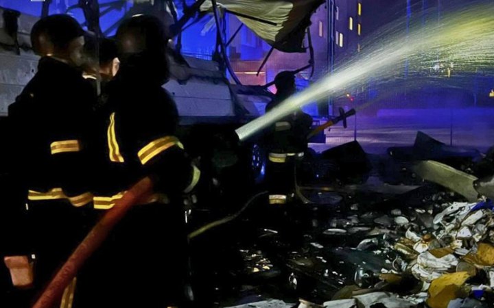 На Київщині росіяни вдарили по рятувальниках, які гасили пожежу після атаки дрона (доповнено)