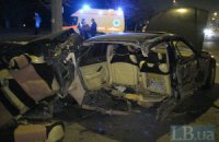 ДТП в Киеве: Honda врезалась в осветительный столб, машину разорвало на две части