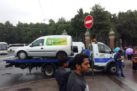 В Петербурге водитель, третьи сутки сидящий в авто на эвакуаторе, объявил голодовку