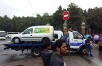 В Петербурге водитель, третьи сутки сидящий в авто на эвакуаторе, объявил голодовку