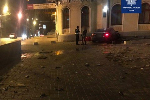 В Киеве пьяный водитель на Audi влетел в Национальную филармонию