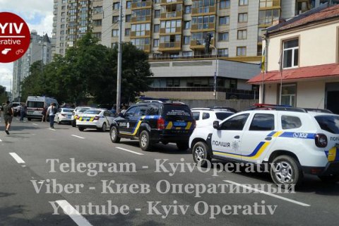 В Киеве в результате стрельбы ранен полицейский и гражданский человек, стрелок закрылся в квартире и поджег ее (обновлено)