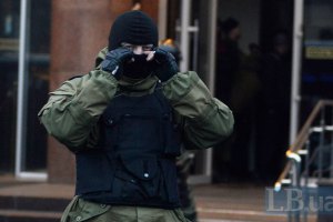 "Правый сектор" заблокировал бывших "беркутовцев", требуя извинений