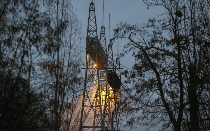 Ворожі обстріли за добу пошкодили енергообладнання у семи областях, на Херсонщині загинули троє енергетиків, – Укренерго