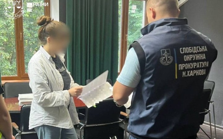 У Харкові 22-річну жінку підозрюють у неодноразовому побитті своєї новонародженої доньки