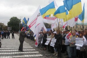 Кандидат в нардепы жалуется на админдавление