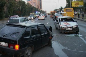 ДТП в Киеве: две "девятки" врезались лоб в лоб