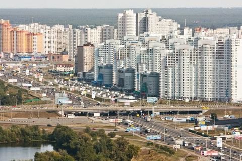 У Києві чоловік стрибнув з моста і потрапив під машину