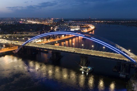 На арочному мосту Подільсько-Воскресенського мостового переходу в Києві закінчили монтаж освітлення