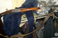 Житель Днепра устроил стрельбу из ружья в подъезде жилого дома