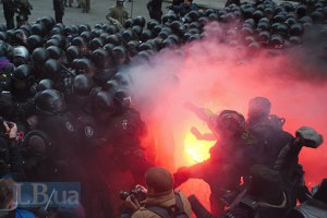 В столкновениях на Банковой пострадали более сотни милиционеров