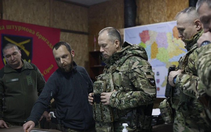 Ворог намагається прорвати оборону в районі Часового Яру: Сирський відвідав військових на Бахмутському напрямку