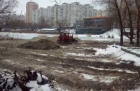 Застройщик возобновил попытки засыпать озеро на Позняках