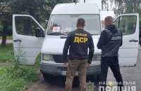 На Хмельниччині шахраї продавали бронежилети та авто, які мали відправляти на фронт