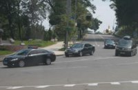 Азаров добирается на работу по встречной полосе