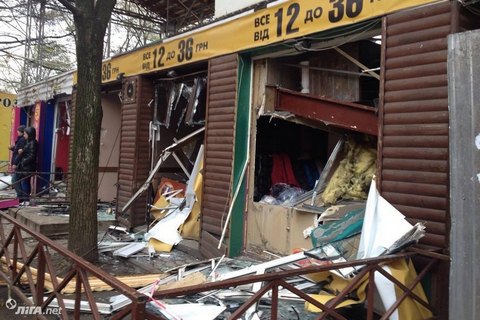 Коммунальщики бульдозером повредили киоски возле метро "Берестейская"